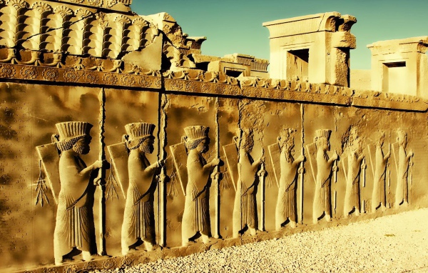 Барельефы на руинах в Иране