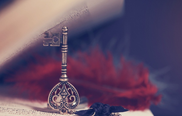 Ключ в качестве закладки в книге