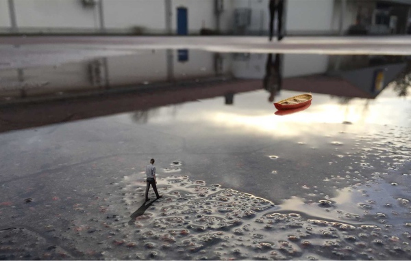 Маленький человек подошел к луже