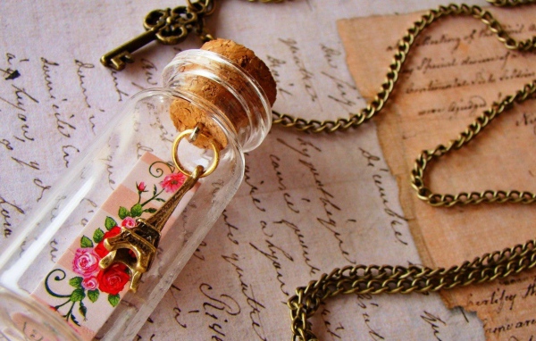 Оригинальный брелок на цепочке