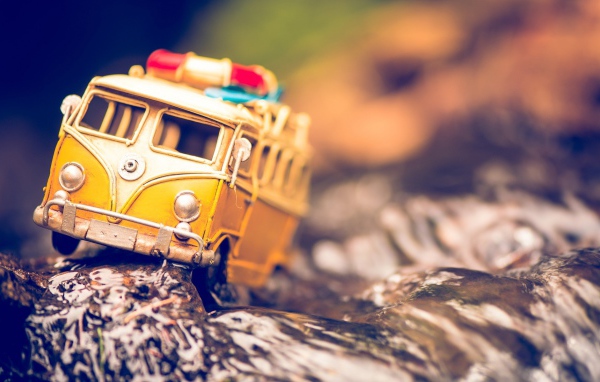 Игрушечная машина на фольге