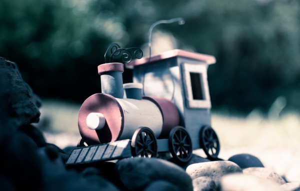 Игрушечный паровоз на камнях