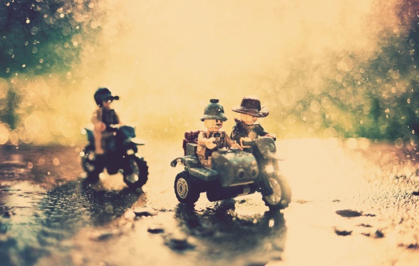 Игрушки на мотоциклах попали под дождь