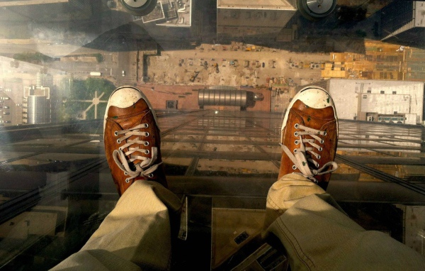 Прозрачный балкон в небоскребе