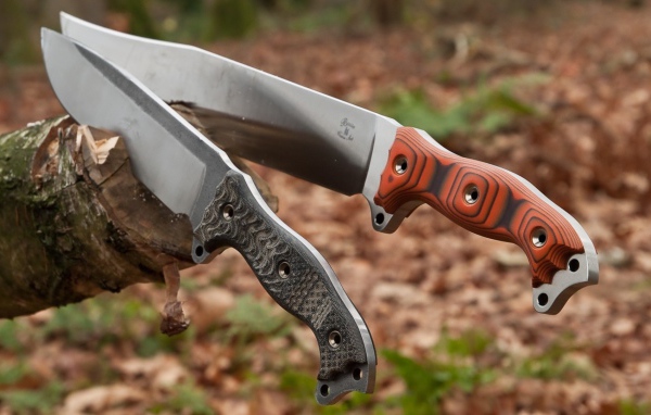 Два охотничьих ножа в пеньке дерева