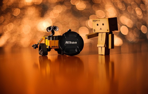 Валли и Дандо с крышкой от объектива Никон