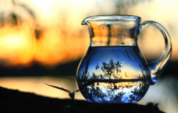 Вода в стеклянном кувшине