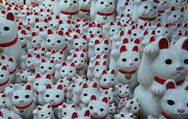 Керамические фигурки белых котов