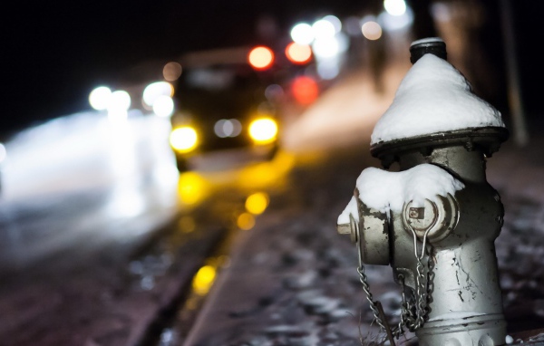 Белый пожарный кран на улице