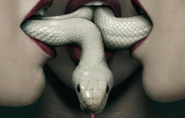 Белая змея во рту у девушек