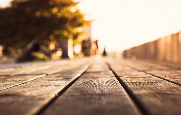 Деревянные полы на площадке для прогулок