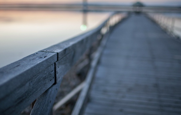 Перила деревянного моста через реку