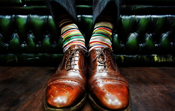 Ноги в коричневых ботинках