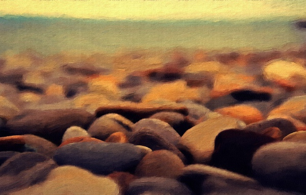 Нарисованная галька на берегу моря