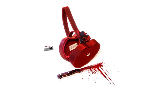 Сумка и нож в крови