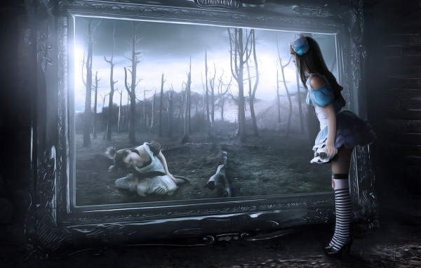 Алиса смотрит в зеркало