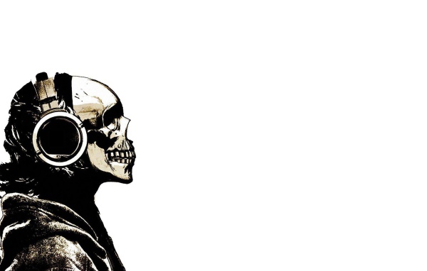 Лысый череп в наушниках