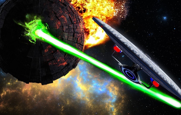 Удар луча зеленого лазера в космосе