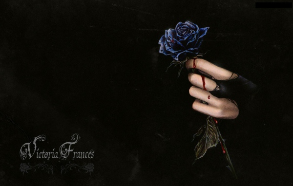 Капли крови на розе и руке