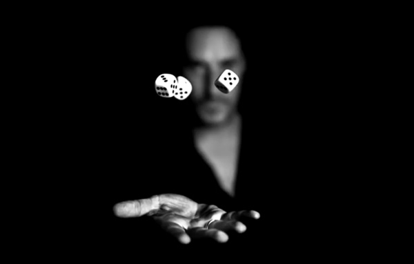 Игровые кости парят над ладонью