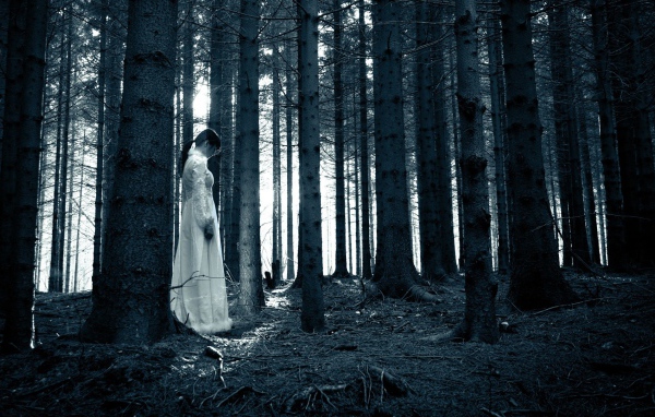 Привидение девушки в белом платье