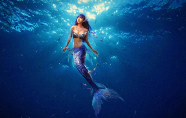 Русалка плывет к поверхности