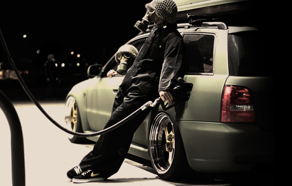 Заправщик в маске