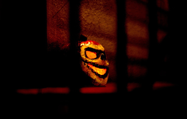 Страшная маска за решеткой