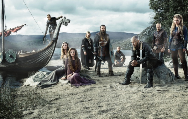 Отряд викингов на берегу моря