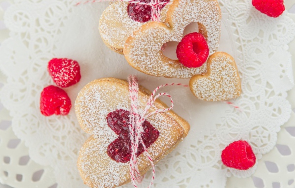 Печенье с малиной и сахарной пудрой