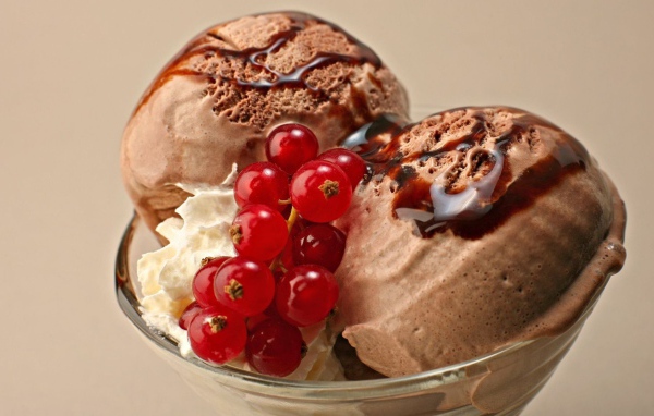 Шоколадное мороженое со смородиной