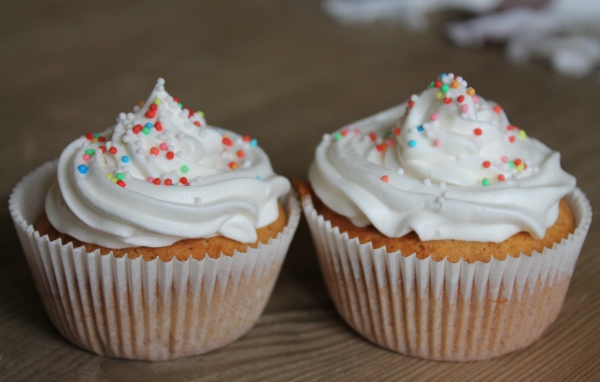 Кексы с кремом и посыпкой