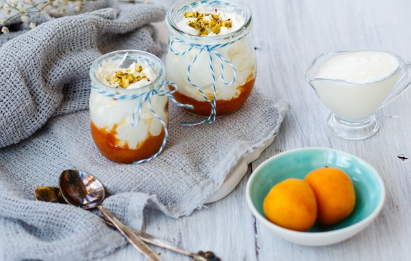 Десерт из взбитых сливок и персикового джема