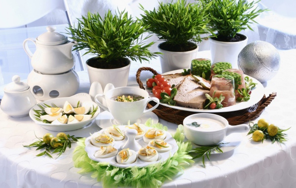 Праздничное угощение из яиц и овощей