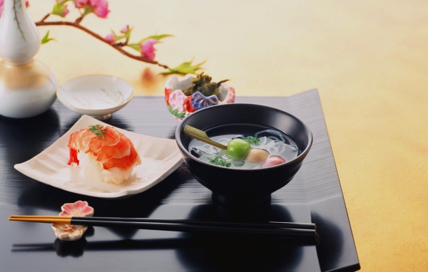 Японская еда на столе, суши