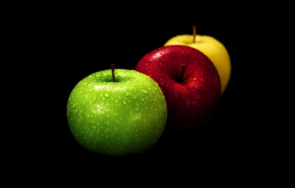 Капли воды на яблоках разного цвета