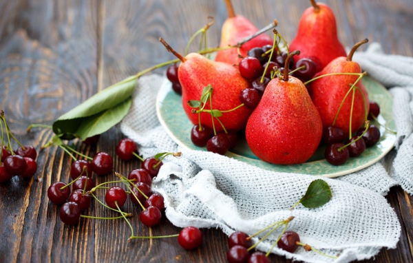 Красные груши и спелые вишни