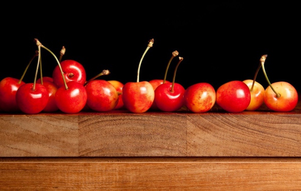 Спелые черешни на доске