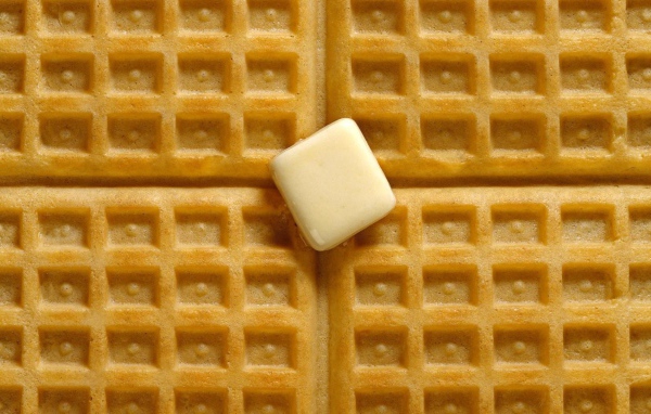 Кусочек масла на выпечке