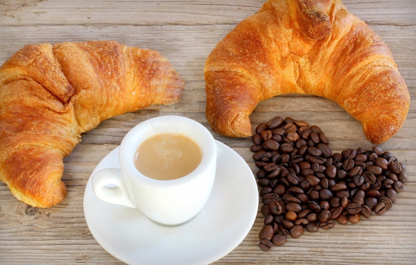 Два французских круассана и чашка кофе