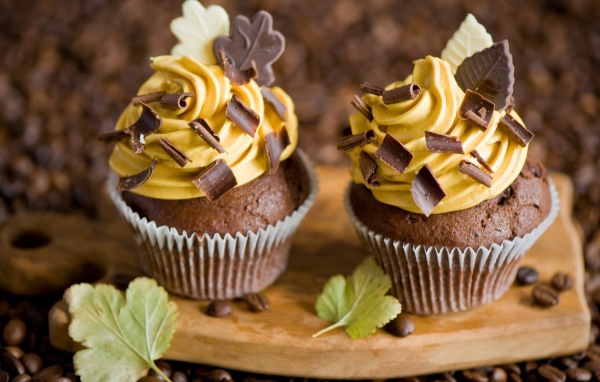 Розочка из крема на шоколадном кексе