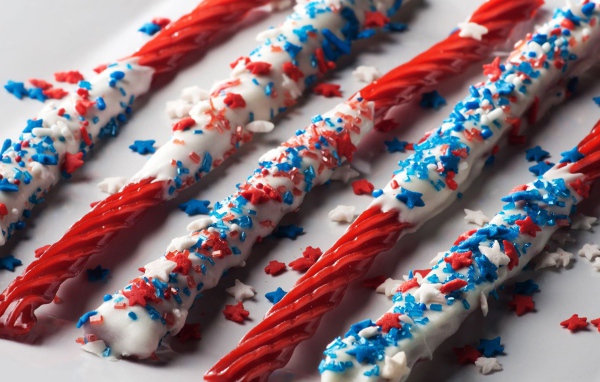 Сладости Twizzlers, лакричные палочки