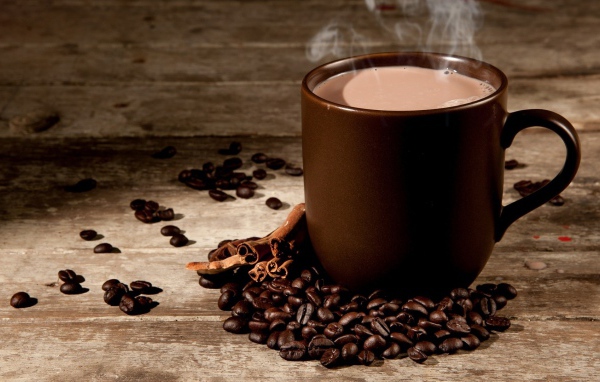 Чашка свежего ароматного кофе с ванилью