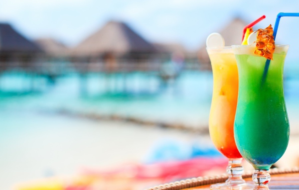 Яркие тропические коктейли с трубочками