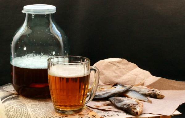 Банка пива с сушеной рыбой