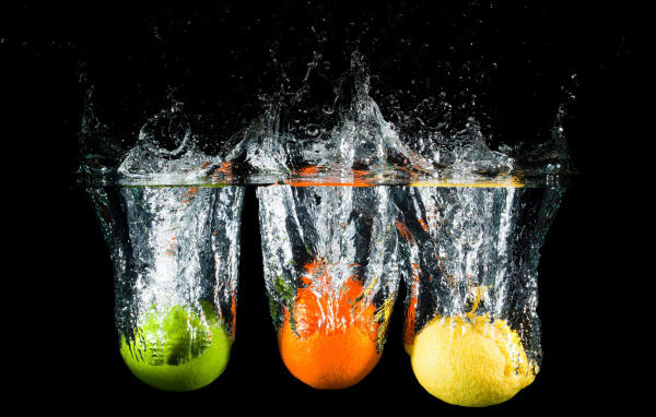 Цитрусы в брызгах воды