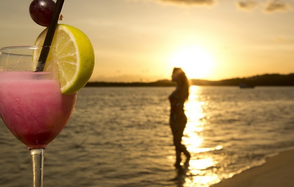 Коктейль с фруктами на вечернем пляже