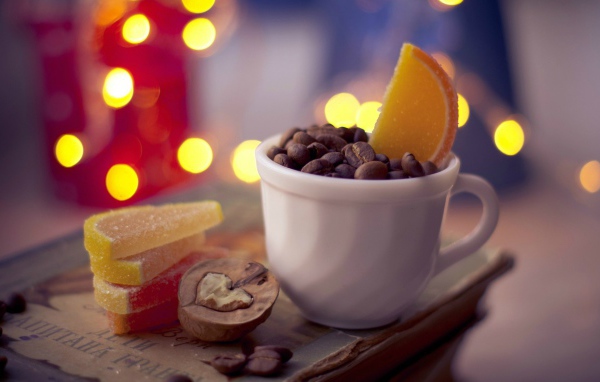 Кофе с мармеладом и орехами