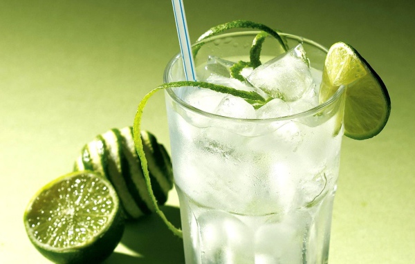 Напиток из сока лайма со льдом