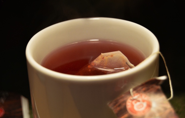 Чай из пакетов заваривается в чашке